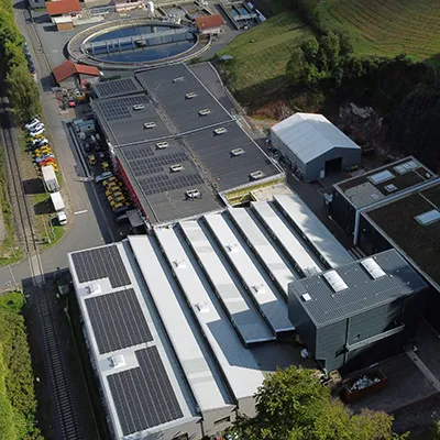 Lasertechnik Kilgenstein setzt auf moderne PV‑Technologie 3 PV Anlage Lasertechnik Kilgenstein mit Feuerwehrschalter