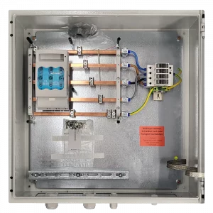 250 A AC connection box (inverter - grid transfer point). 1 inverter input. Standard TN-C, option TN-S to inverter section. Coating: C4 (outdoor). Inverter busbar terminals: inverter terminal 95–120 mm² – required: 5 units. Grid transfer point busbar terminals: grid transfer point terminal 95–120 mm² – required: 5 units. Surge protection T1+T2: TN–S - 3+1 (L–N + N–PE). Remote signals: SPD failure, NH-OFF (potential-free). Cable entries inverter: • Inverter M75 (Ø 42–55 mm) × 1 Cable entry grid transfer point: • Grid transfer point M75 (Ø 42–55 mm) × 1 M20 membrane for signals/service.        