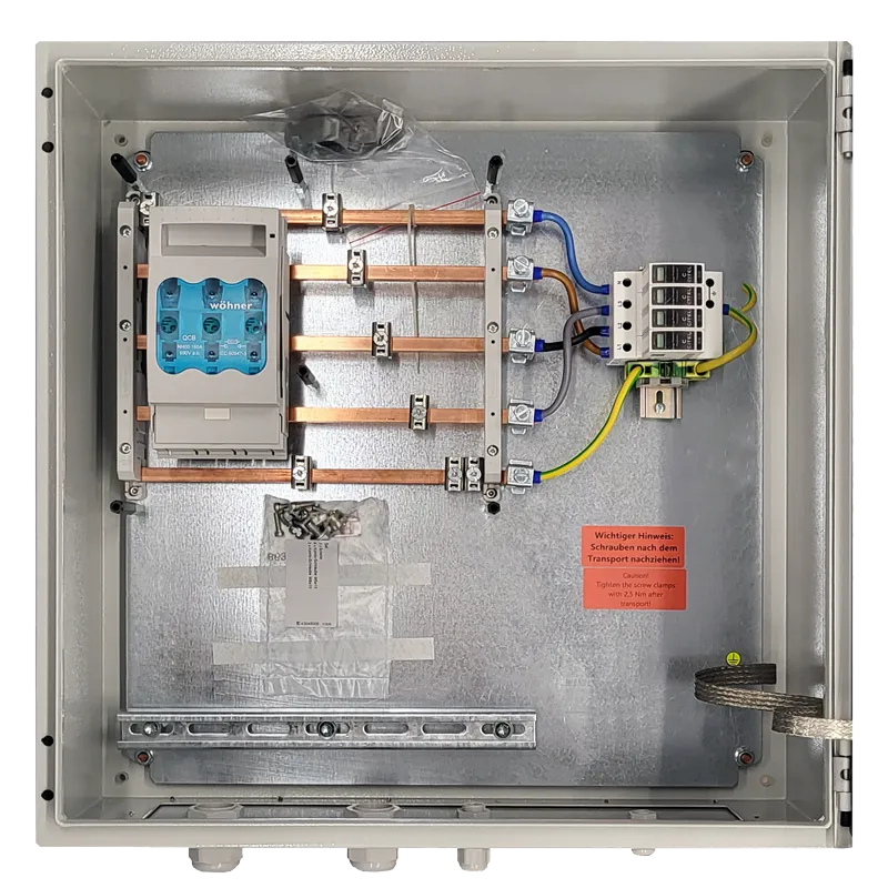 250 A AC-Anschlussbox (WR - Netzübergabe). 1 WR-Eingang. Standard TN-C, Option TN-S zur WR-Strecke. Beschichtung: C4 (Außenbereich). WR-Sammelschienenklemmen: WR-Klemme 95–120 mm² – Bedarf: 5 Stück. Netzübergabe-Sammelschienenklemmen: Netzübergabe-Klemme 95–120 mm² – Bedarf: 5 Stück. Überspannungsschutz T1+T2: TN–S - 3+1 (L–N + N–PE). Fernmeldungen: SPD-Ausfall, NH-OFF (potenzialfrei). Kabeleinführungen WR: • WR M75 (Ø 42–55 mm) × 1 Kabeleinführung Netzübergabe: • Netzübergabe M75 (Ø 42–55 mm) × 1 M20 Membran für Signale/Service.