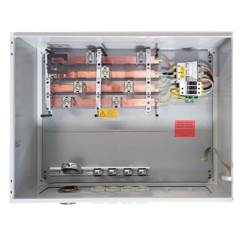 AC Anschlussbox zum Anschluss an Netzübergabe/Trafo. Netzform TN-C. 4x Sammelschiene 30 x 10 CU. Eingang Wechselrichter für Kabel 4 x 300 mm² über M80 Kabelverschraubung Messing auf 4 Sammelschienenklemmen. Ausgang zum Trafo für Kabel 4 x 300 mm² über M80 Kabelverschraubung Messing auf 4 Sammelschienenklemmen (beide Kabel werden bauseits angebracht). Zusätzliche Anschlussmöglichkeit für Kabel 1 x 300 mm² auf 1 Sammelschienenklemme. Überspannungsschutz T1+2  (Standard Citel DAC1-13S-30-275 Imax 50kA, Iimp 12,5kA) inkl. Kurzschluss-Schutz SFD1-13S-30 für AC SPD T1 (12,5kA 10/350µs). Anschluss Fernmeldekontakt über M16 Kunststoff (Kabel wird bauseits angebracht). Membran M20. Gehäuse verzinktes Stahlblech mit gehärteter Polyester-Lackbeschichtung 800x600x300 mm mit Tür. Aufkleber Vorsicht Hochspannung.