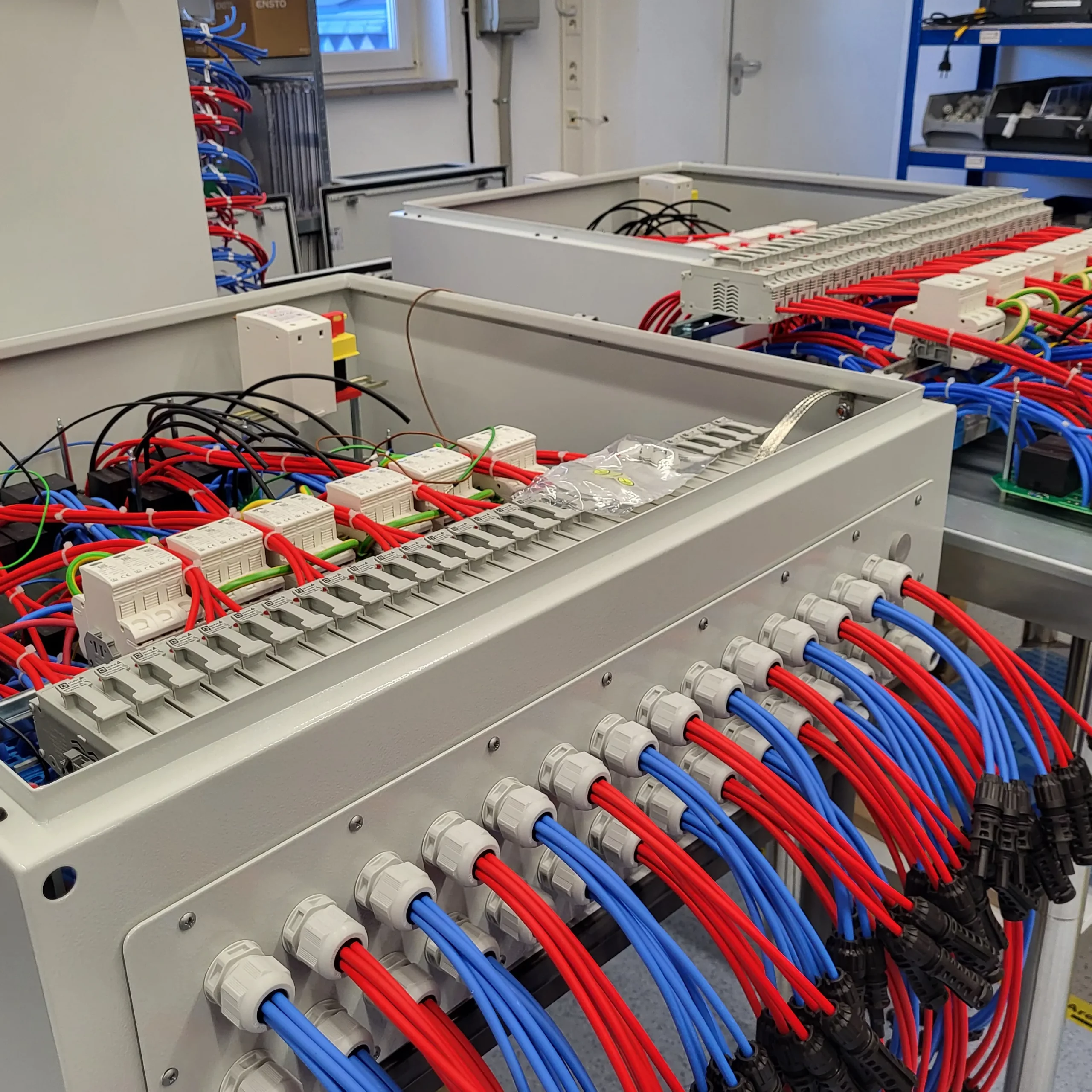Wann ist bei einer PV Anlage ein Feuerwehrschalter Pflicht? 10 Q3 Produktion2 scaled