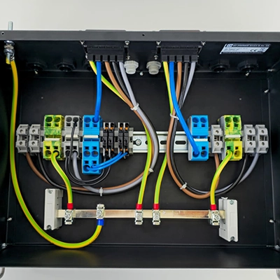 Kundenspezifische Anschlussboxen für AC-, Batterie- und PV-Anwendungen 2 AC Anschlussbox 50 A