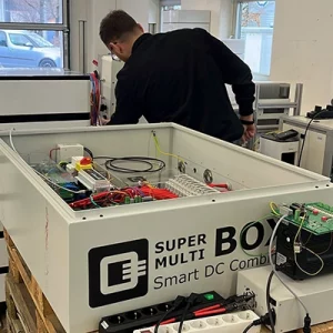 About Q3 ENERGIE: Q3 - The Box Makers 9 DC Combiner Super Multi Box im Test
