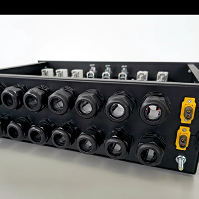 Kundenspezifische Anschlussboxen für AC-, Batterie- und PV-Anwendungen 5 Q3 AC DC Anschlusstechnik