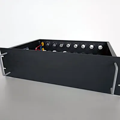 Kundenspezifische Anschlussboxen für AC-, Batterie- und PV-Anwendungen 7 kundenspezifische Anschlusstechnik 19 Zoll Gehaeuse
