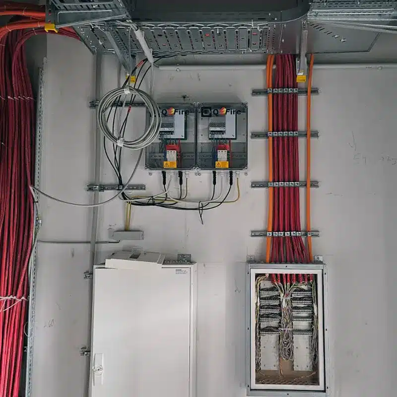 Feuerwehrschalter für Fassaden-PV am Hochhaus M50 Berlin-Kreuzberg 2 Zwei QFire LITE Feuerwehrschalter zur Abschaltung mehrerer PV-Strings bei Fassaden-PV
Mehrere QFire-LITE-Einheiten ermöglichen eine klare Zuordnung der PV-Strings zu Gebäudeabschnitten oder Etagen.