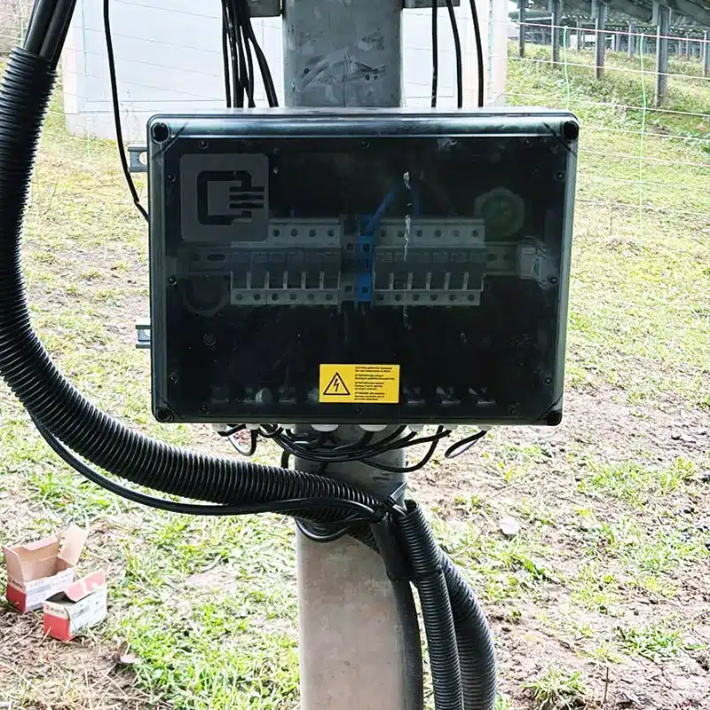 Generatoranschlusskasten PV (GAK) | Kundenspezifisch bis 1.500 V DC | Q3 9 Kundenspezifischer Generatoranschlusskasten als Ersatzlösung unter PV-Modulen im Solarpark