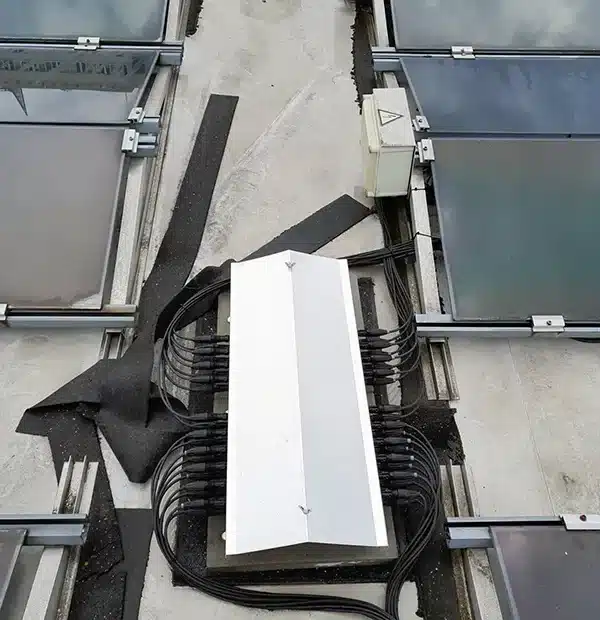 QFire BIG Feuerwehrschalter mit Wetterschutz auf der PV-Dachanlage bei IKEA Berlin-Lichtenberg