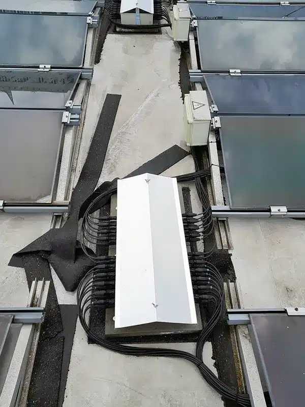 Feuerwehrschalter für PV-Großanlage: QFire für 954 PV-Strings 6 QFire BIG Feuerwehrschalter mit Wetterschutz auf der PV-Dachanlage Berlin-Lichtenberg