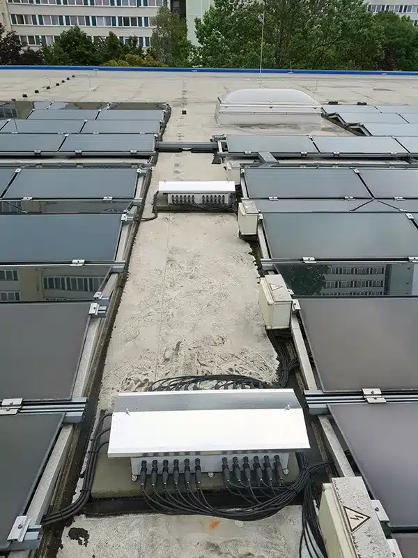 Feuerwehrschalter für PV-Großanlage: QFire für 954 PV-Strings 5 QFire Feuerwehrschalter 954 PV-Strings auf einer Aufdachanlage