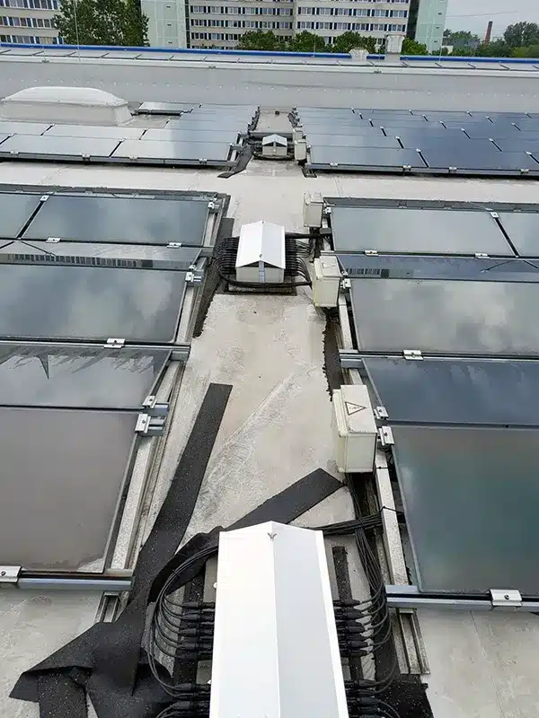 Feuerwehrschalter für PV-Großanlage: QFire für 954 PV-Strings 4 QFire Feuerwehrschalter für 954 PV-Strings auf einer großflächigen Dachanlage