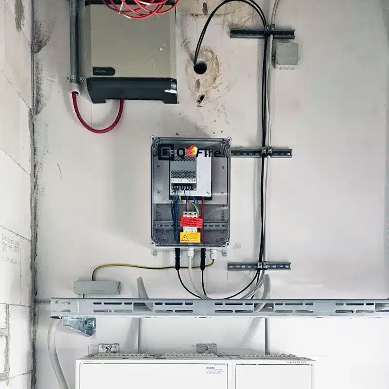 Feuerwehrschalter für Fassaden-PV am Hochhaus M50 Berlin-Kreuzberg 3 QFire LITE im Hochhausprojekt: Feuerwehrschalter für Fassaden-PV
Stringweise DC-Abschaltung am Gebäudeeintritt: Praxisbeispiel für Fassaden-PV, Hochhaus-PV und gebäudeintegrierte Photovoltaik.