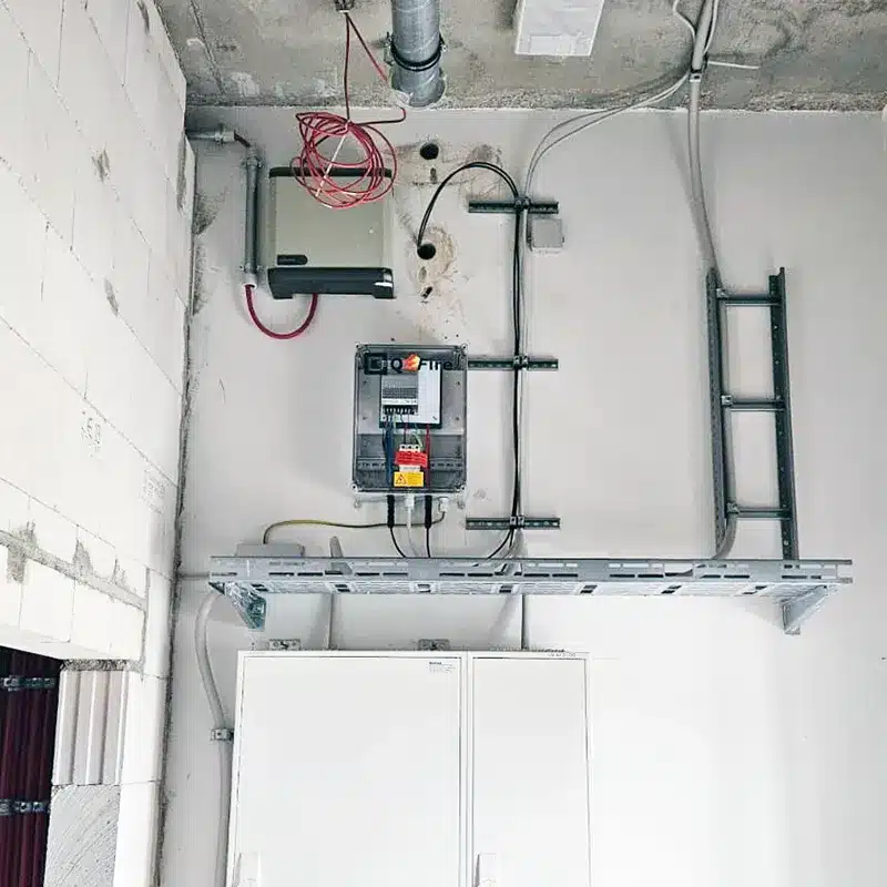 Feuerwehrschalter für Fassaden-PV am Hochhaus M50 Berlin-Kreuzberg 4 QFire LITE Feuerwehrschalter für Fassaden-PV am Hochhaus M50 Berlin-Kreuzberg
QFire LITE im Technikbereich: stringweise DC-Abschaltung der Fassaden-PV am Gebäudeeintritt.