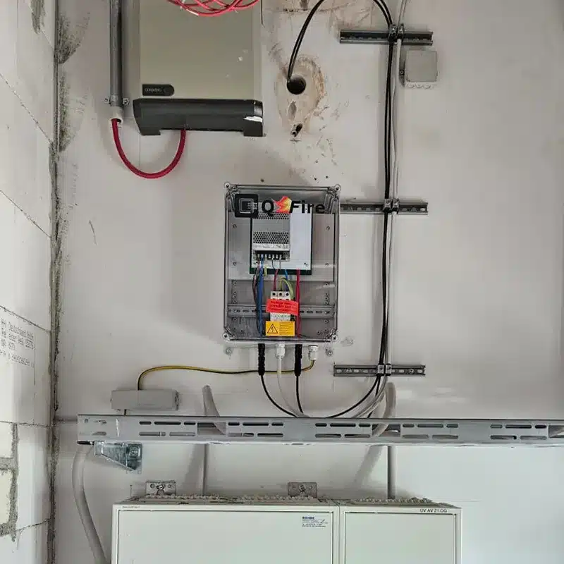 Feuerwehrschalter für Fassaden-PV am Hochhaus M50 Berlin-Kreuzberg 5 QFire LITE Feuerwehrschalter mit Überspannungsschutz für Fassaden-PV
QFire LITE kann projektspezifisch mit Überspannungsschutz ausgeführt werden – besonders relevant bei langen DC-Leitungswegen.