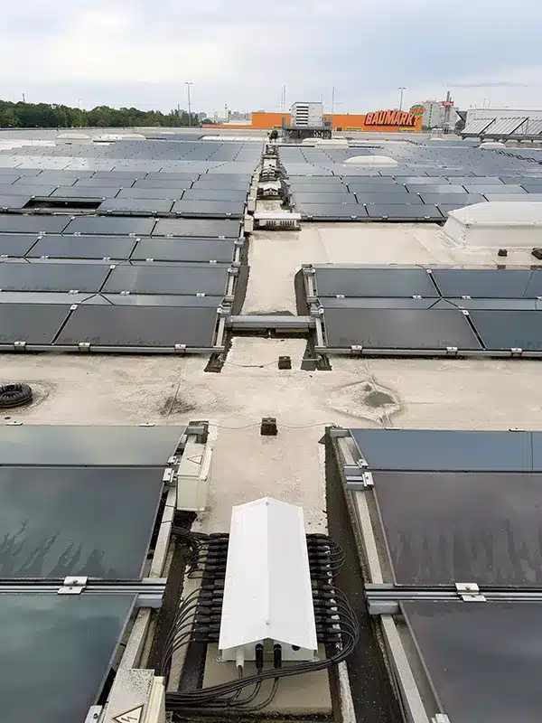 Feuerwehrschalter für PV-Großanlage: QFire für 954 PV-Strings 3 Feuerwehrschalter für PV-Großanlagen. Witterungsgeschützte Installation mehrerer QFire Schaltboxen auf einem gewerblichen PV-Flachdach