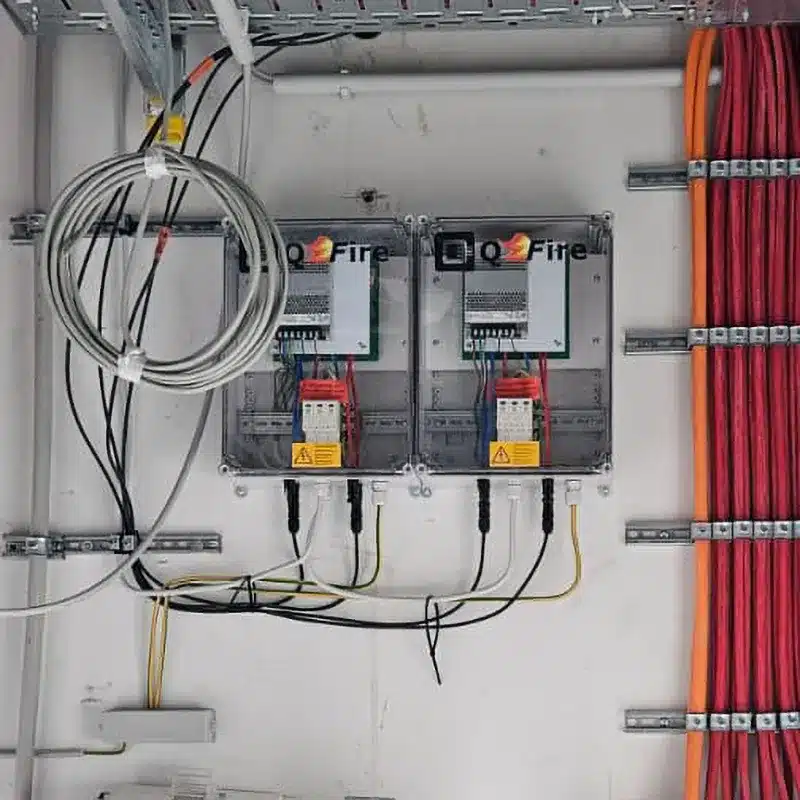 Feuerwehrschalter für Photovoltaikanlagen – Planung, Technik und Lösungen 32 Zwei QFire LITE Feuerwehrschalter zur Abschaltung mehrerer PV-Strings bei Fassaden-PV Mehrere QFire-LITE-Einheiten ermöglichen eine klare Zuordnung der PV-Strings zu Gebäudeabschnitten oder Etagen.