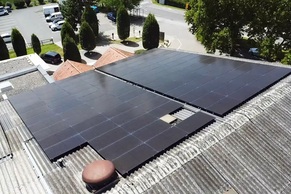 Feuerwehrschalter für Fassaden-PV beim Urdlwirt Hotel in Premstätten 10 Dach-PV als Teil der 90-kWp-Photovoltaikanlage des Urdlwirt Hotels