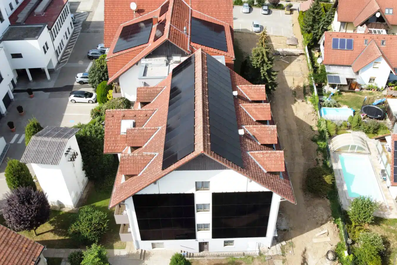 Feuerwehrschalter für Fassaden-PV beim Urdlwirt Hotel in Premstätten 1 Photovoltaikanlage mit Dach- und Fassaden-PV am Urdlwirt Hotel in der Steiermark
