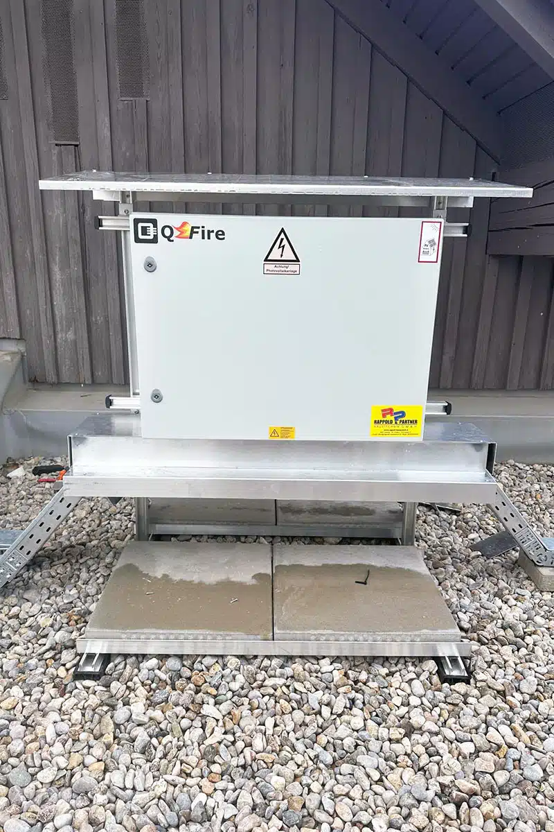 Feuerwehrschalter für Fassaden-PV beim Urdlwirt Hotel in Premstätten 8 QFire BIG PV-Feuerwehrschalter im 600 x 800 mm Stahlblechgehäuse mit Überspannungsschutz und Sicherungen im Pluspol und im Minuspol