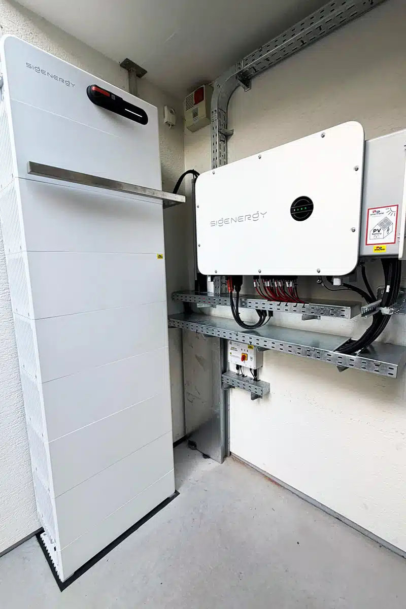 Feuerwehrschalter für Fassaden-PV beim Urdlwirt Hotel in Premstätten 5 QFire Feuerwehrschalter Steuerbox nahe Batteriespeicher und Wechselrichter der 90-kWp-PV-Anlage beim Urdlwirt