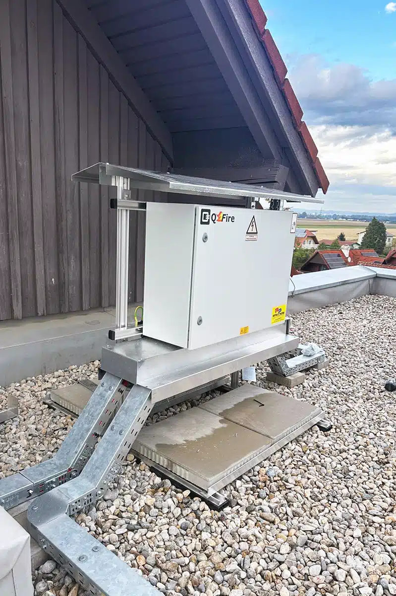 Feuerwehrschalter für Fassaden-PV beim Urdlwirt Hotel in Premstätten 9 QFire Feuerwehrschalter für 16 PV-Strings mit Sicherungen und Überspannungsschutz auf dem Dach des Urdlwirt Hotels